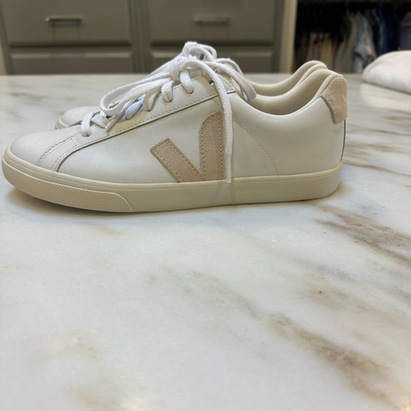 New never worn Veja sneakers - Picture 5 of 6